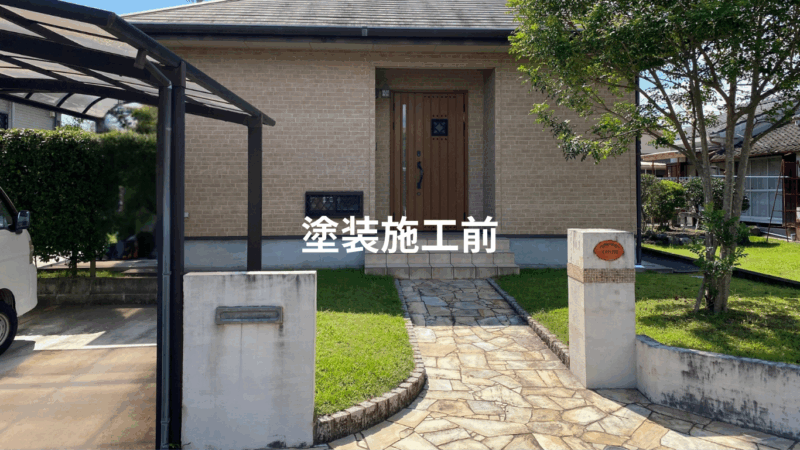 薄く色褪せた外壁と門柱のコンクリート部分の汚れ・色褪せの回復工事をします。（施工前）